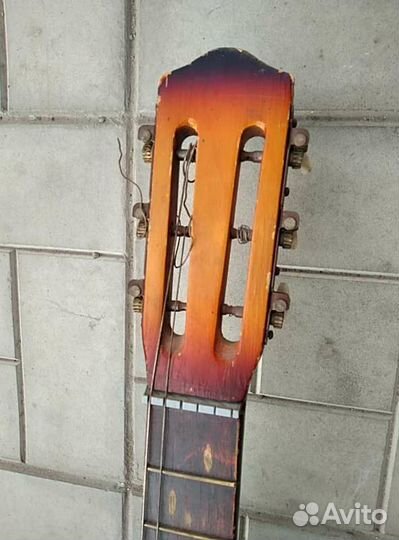 Гитара лакированная шестиструнная