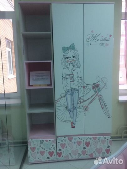 Шкаф и стеллаж для девочки