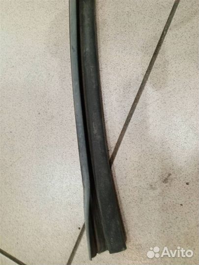 Уплотнитель стекла двери передней правой Kia Spec