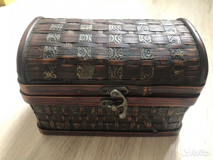 Шкатулки из дерева, пластика, сундучок