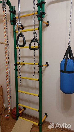 Турник настенный