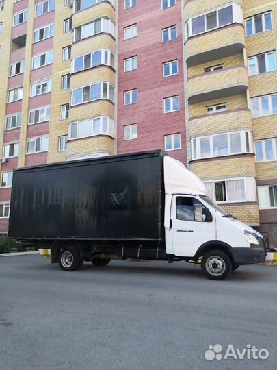Водитель на личном автомобиле газель