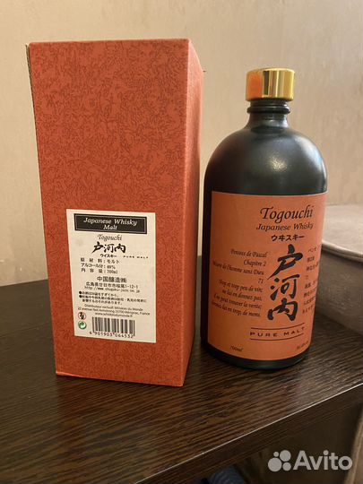 Бутылка с коробкой от японского виски