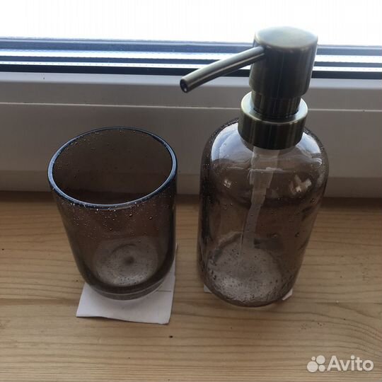 Дозатор и стакан для ванной