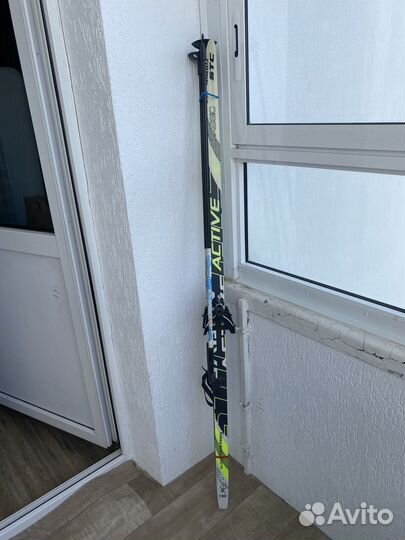 Лыжные ботинки и лыжи