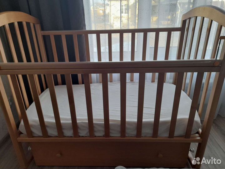 Детская кроватка с маятником и ящиком