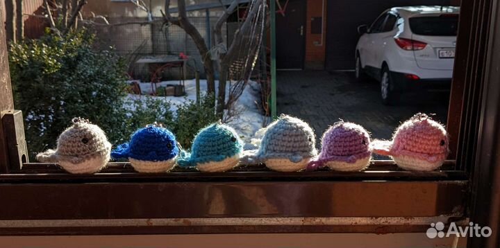 Вязаный брелок-китенок