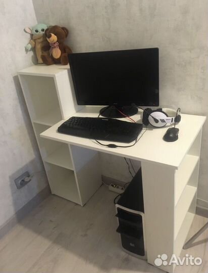 Угловой письменный стол с полками