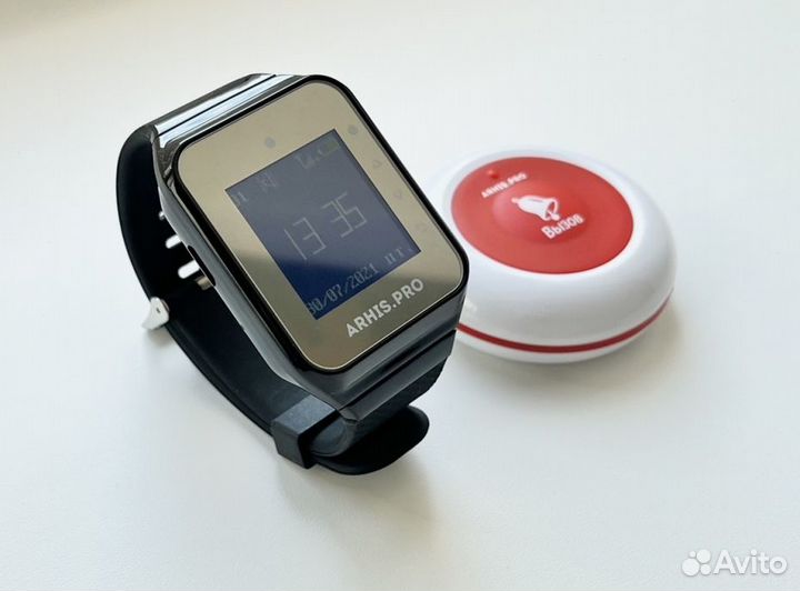 Кнопка Премиум вызова официанта и часы персонала