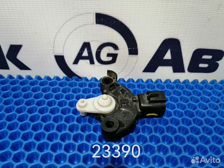 Концевик Nissan Sunny