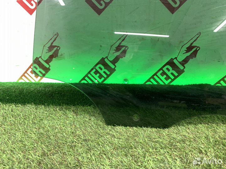 Боковое стекло заднее правое зеленое BMW 7