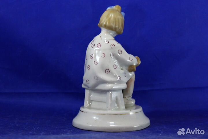 Фарфоровая статуэтка У мишки зубки болят Девочка с