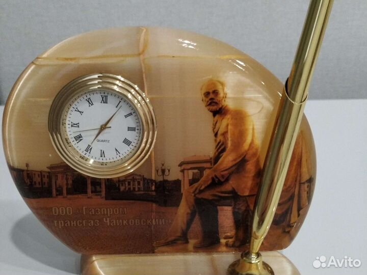 Часы настольные на пьедестале из натурал. камня