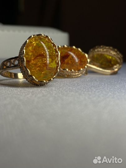 Кольцо и серьги из янтаря