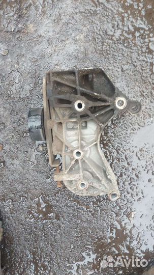 Рено логан кронштейн генератора гура