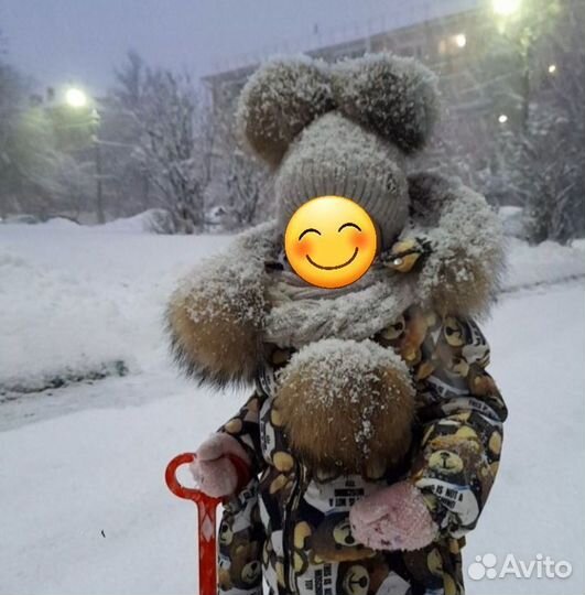 Детская шапка с натуральным понпонами