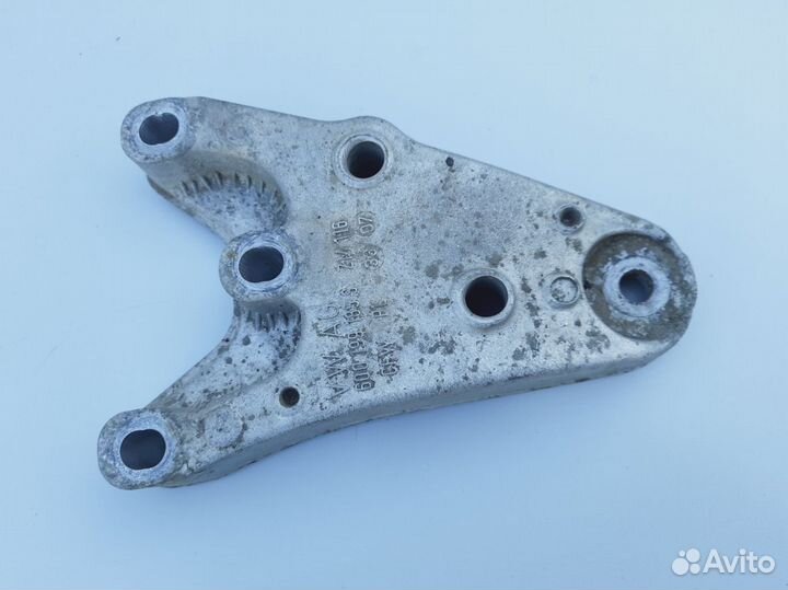 Кронштейн двигателя правый Шкода Фабия