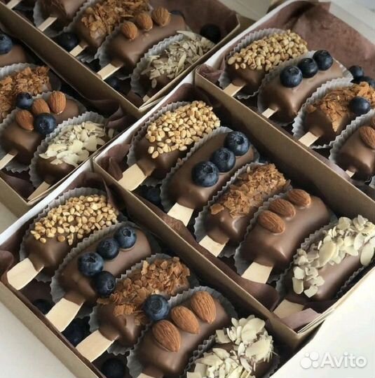 Манго, банан, ананс, гранат в шоколаде