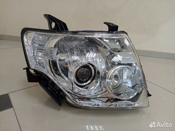 Фара правая Mitsubishi Pagero 2008