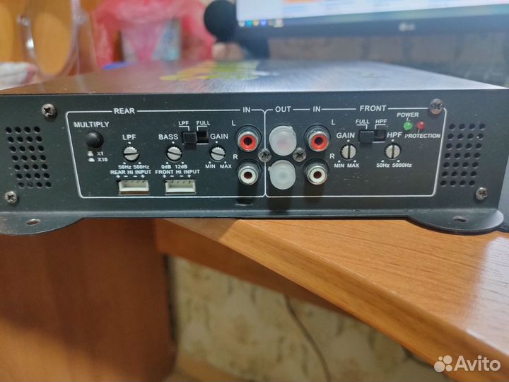 Автомобильный усилитель для сабвуфера swat M-4.65