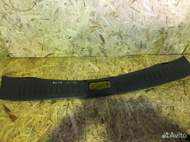 Форд Куга 1 накладка замка багажника