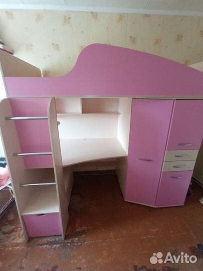 Детская кровать чердак со столом и шкафом
