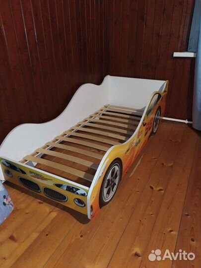 Детская кровать-машинка