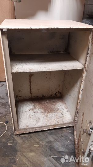 Металлический шкаф типа сейф