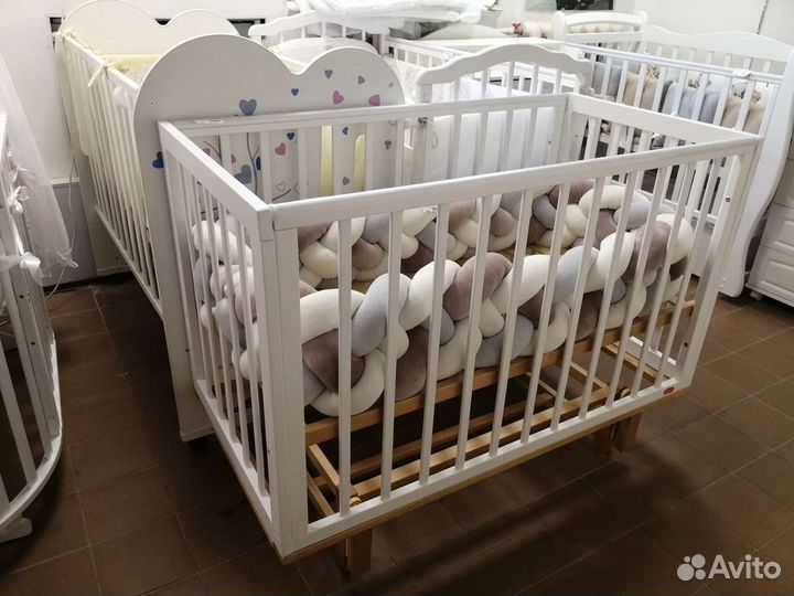 Детская кроватка с маятником новая