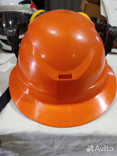 Каска с наушниками