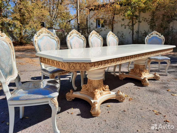 Стол и стулья