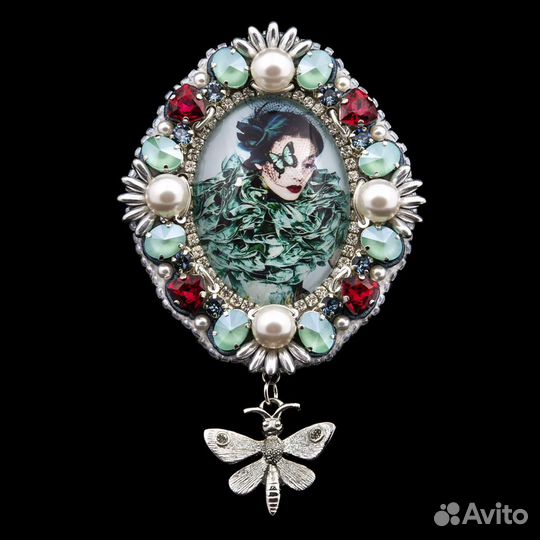 Брошь с кристаллами Swarovski