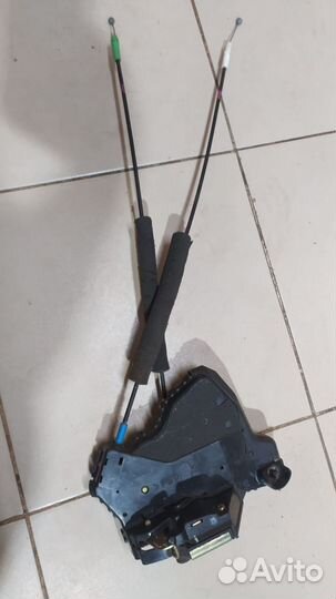 Замок двери передней левой Toyota Land Cruiser 120