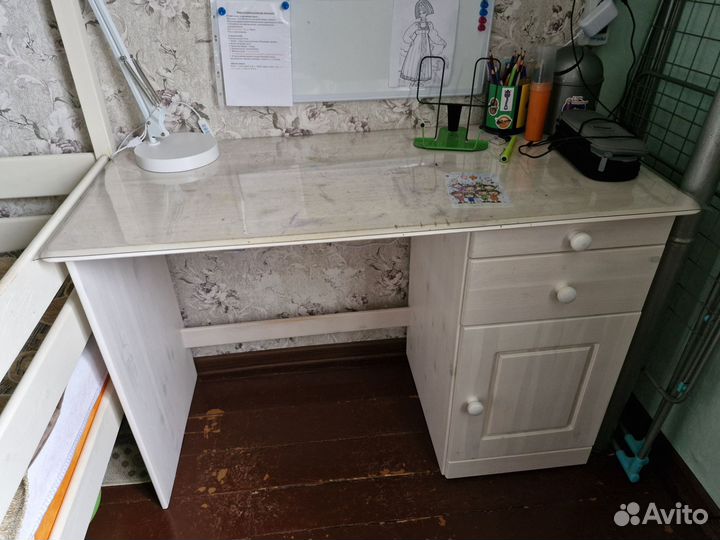 Письменный стол из массива сосны б/у