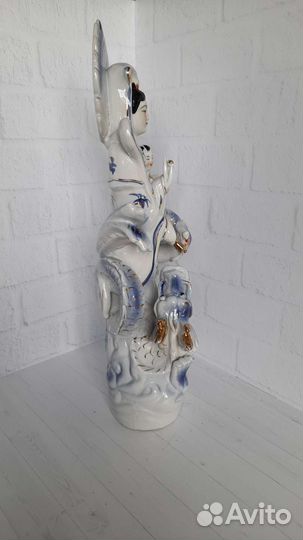 Фарфоровая статуэтка