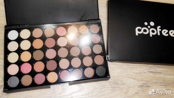 Палетка теней, кисти для макияжа и парфюм - новое