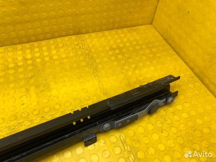 Кронштейн двери задний правый Peugeot Traveller