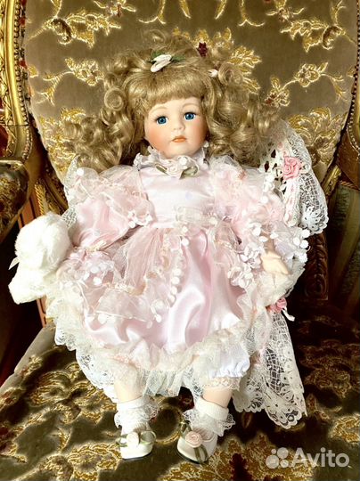 Кукла фарфоровая сидячая