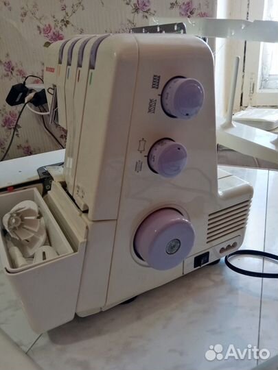 Швейная машинка оверлок Family