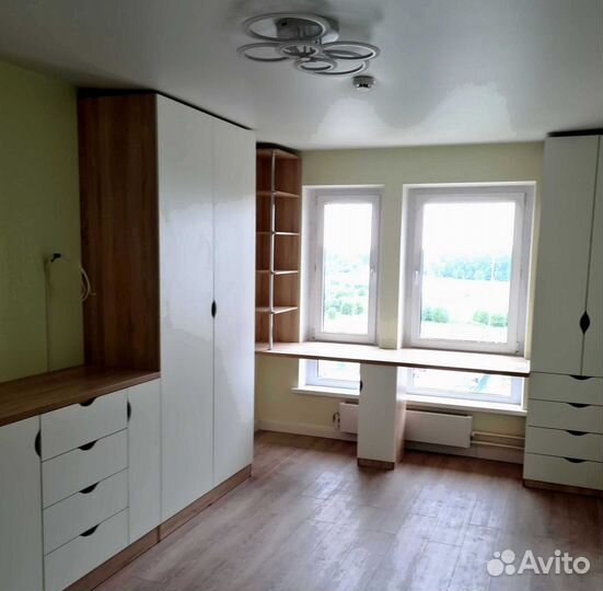 Детская рабочая зона у окна