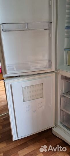 Продам холодильник indesit C240G двухкамерный