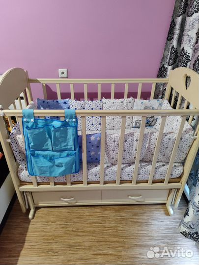 Детская кроватка с маятником и ящиком