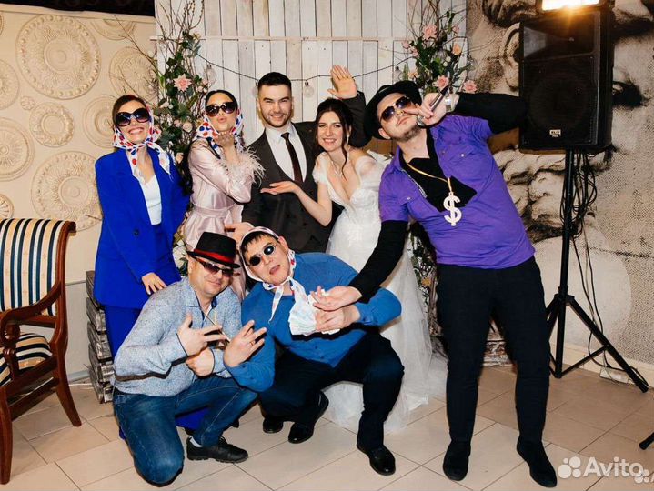 Ведущая и диджей