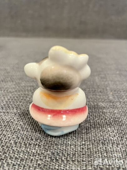 Обезьянка фарфоровая гжель в цвете