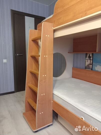 Двухъярусная кровать