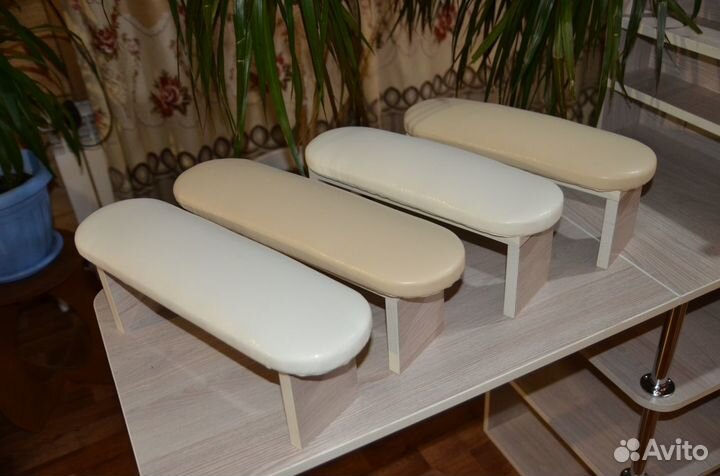 Подставка под руку на маникюрный стол