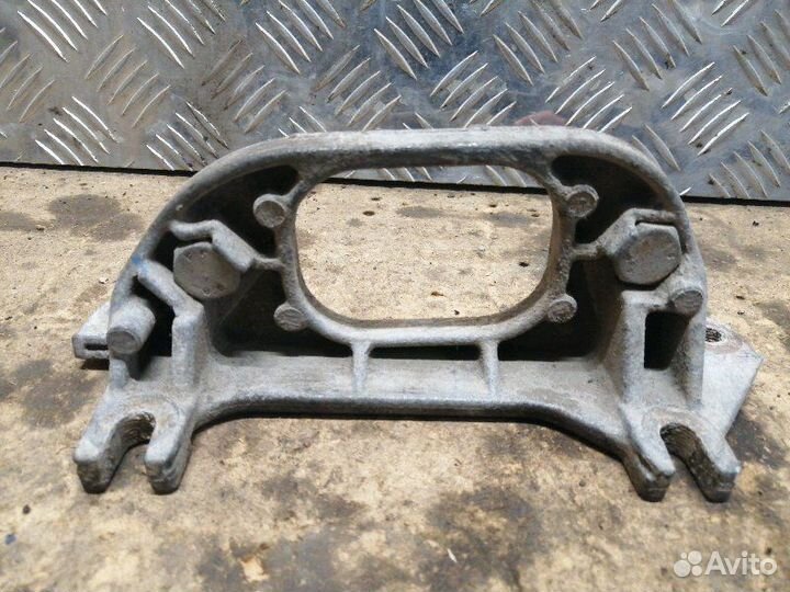 Кронштейн кпп LADA Largus LB K7M 2013