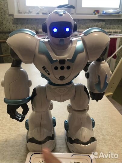 Робот игрушка на пульту