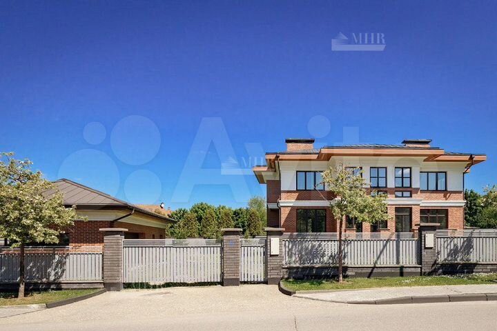 Дом 960,6 м² на участке 38,1 сот.