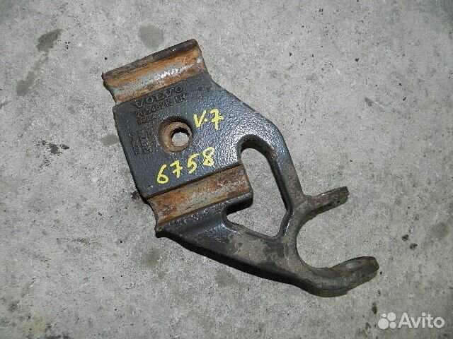 Кронштейн амортизатора передней оси нижний лев. Vo